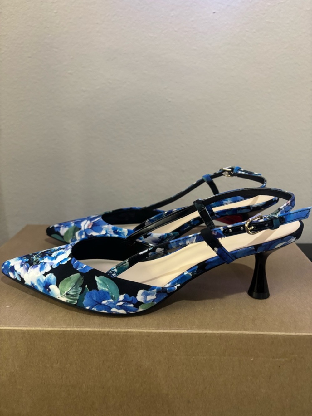 Nine west Rindy Slingback Kitten Heels With Blue Floral Size 8M